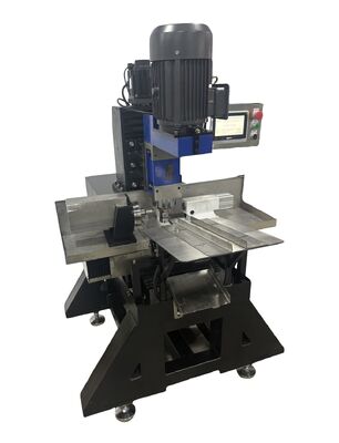 AXC-01 is a precision milling machine used for automatic feeding of drill chucks/tube chucks before heat treatment, featuring the function of automatically dividing angles for slotting.